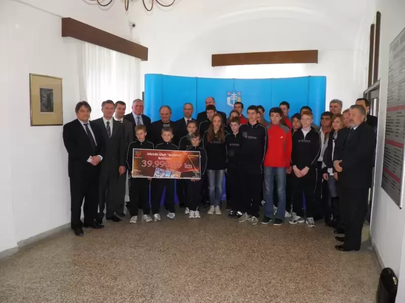 Hrvatski olimpijski odbor i Hrvatska Lutrija pomažu mladim sportašima – uručena donacija Atletskom klubu Križevci iz Križevaca